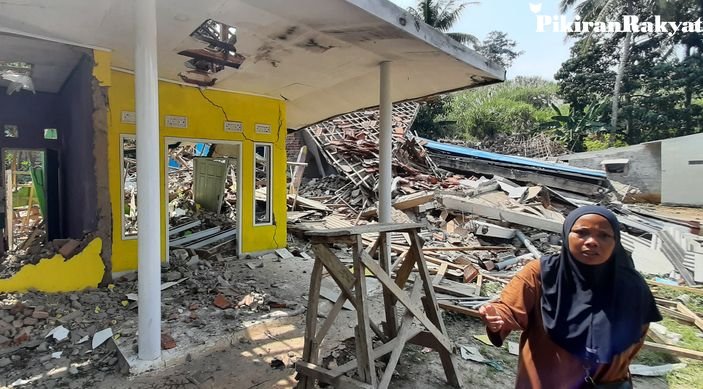 Reruntuhan bandgunan yang ambruk di kampung Cibungur Kab. Bandung Barat, Senin 1 April 2024. /Foto/Pikiran Rakyat